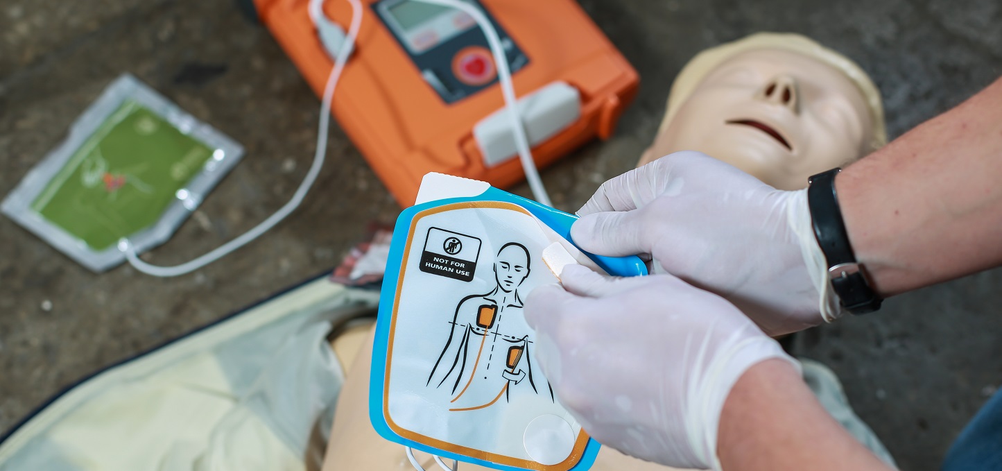 Defibrillator richtig einsetzen: Mit neuem Erklär-Video Leben retten 