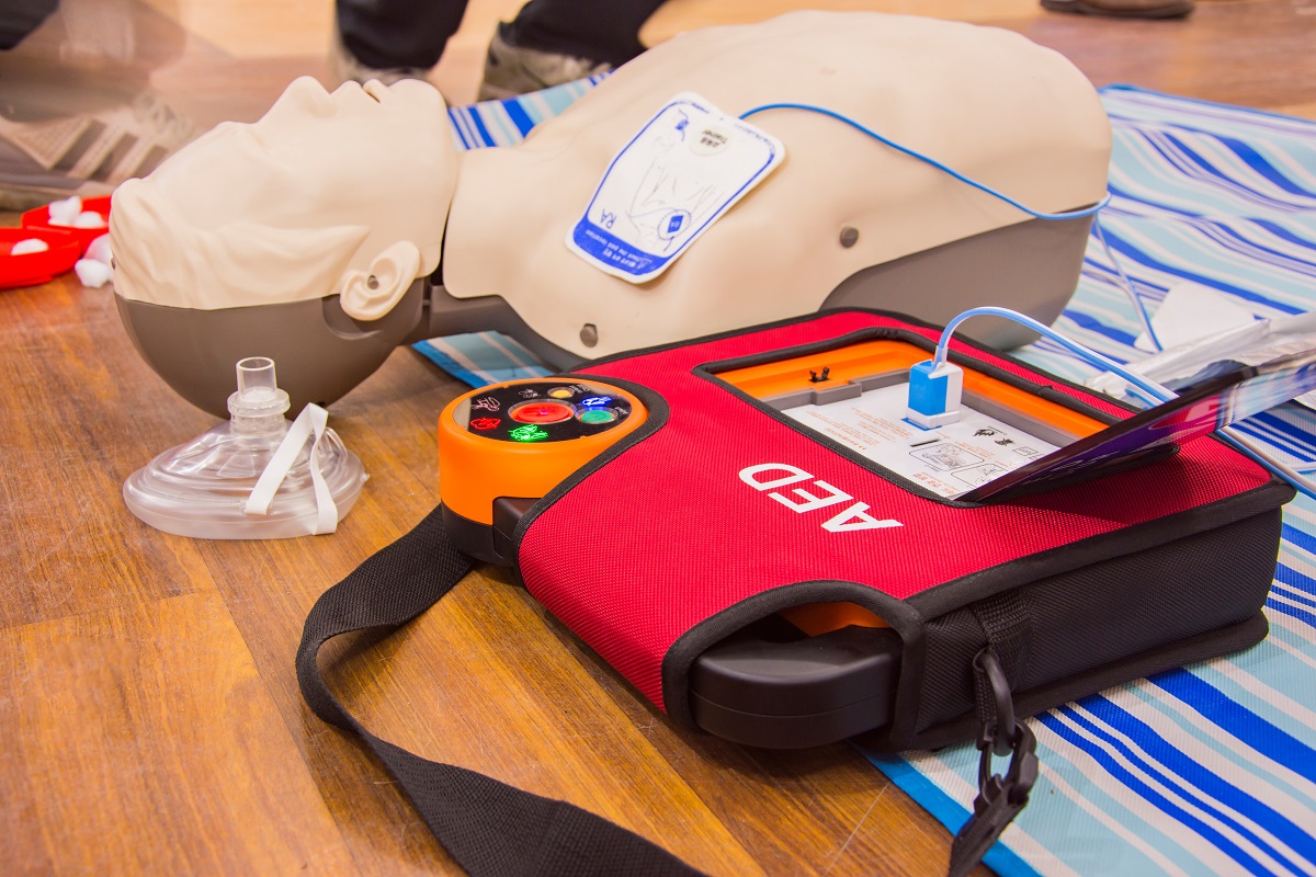 Plötzlicher Herztod: Wie Sie mit AEDs das Leben Ihrer Kollegen retten können