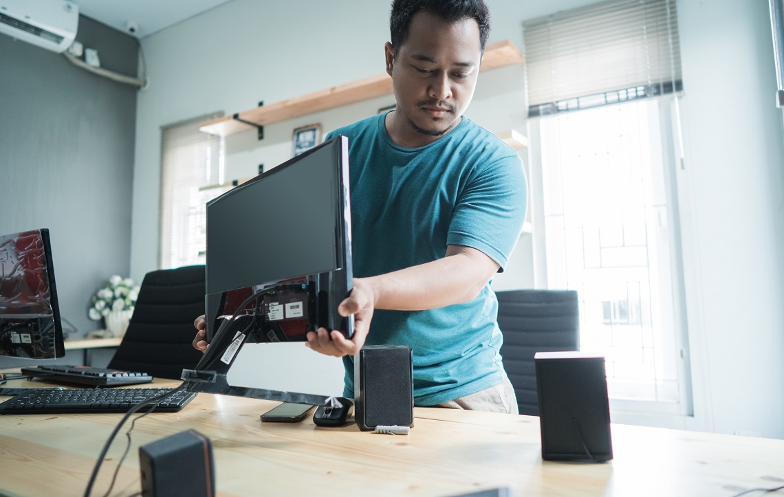 Spannung im Büro: Wie Sie Unfälle durch elektrische Geräte verhindern