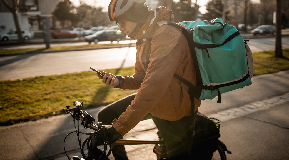 Der Herbst steht vor der Tür: Räumen Sie jetzt häufige Irrtümer zu Wegeunfällen aus