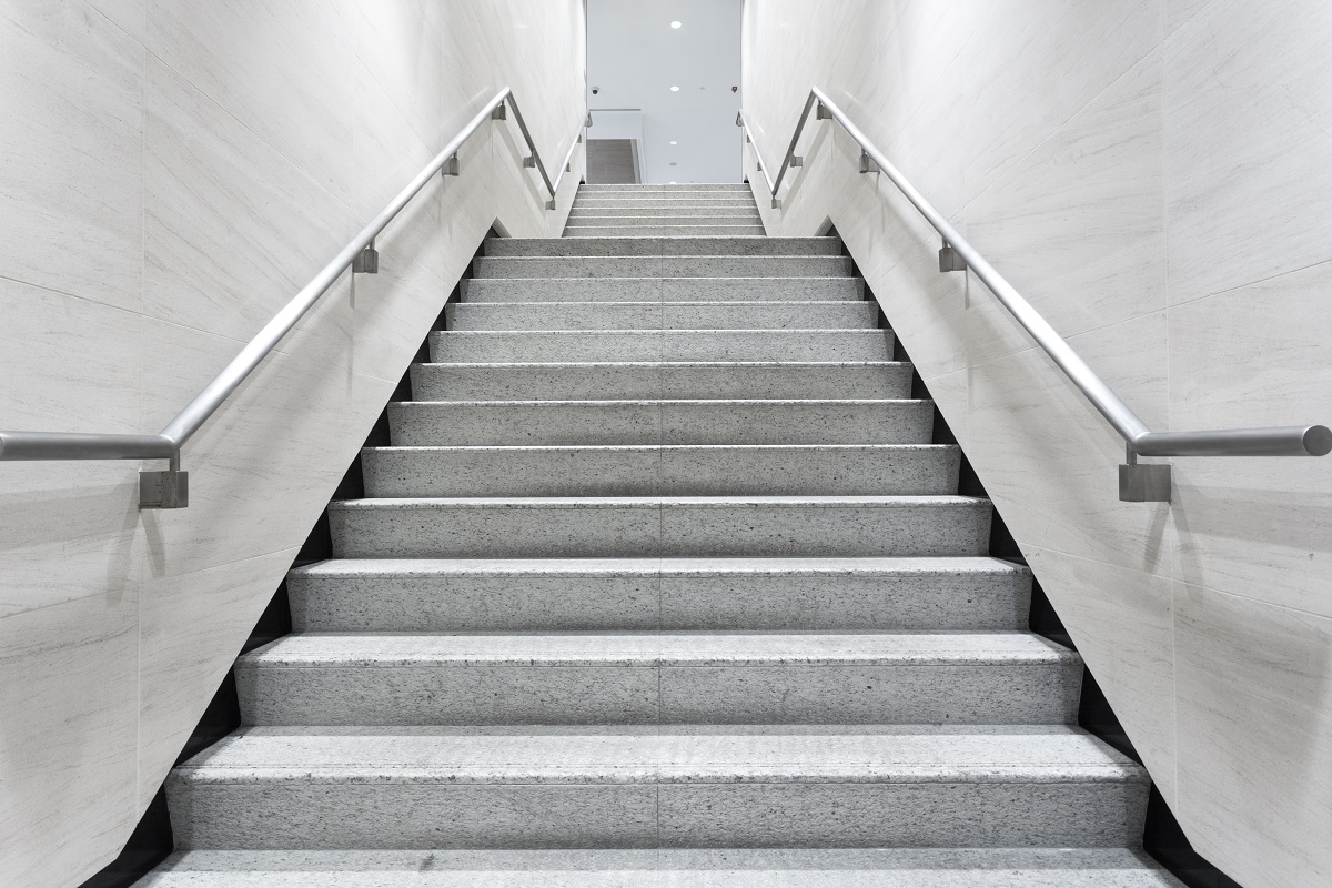 Treppen sicher benutzen: Beachten Sie die 7 wichtigsten Verhaltensregeln