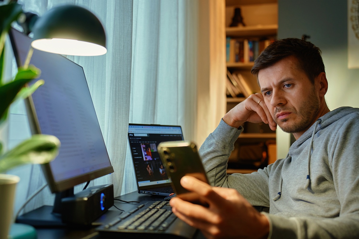 Digitale Ablenkung im Büro – wie ständige Erreichbarkeit krank machen kann