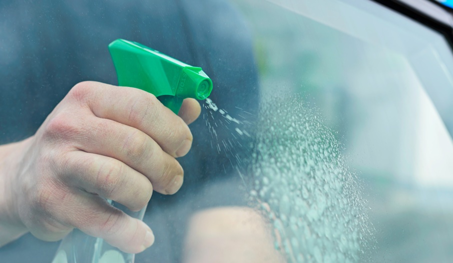 Urteil: Ist Sturz beim Putzen der Autoscheibe ein Wegeunfall?